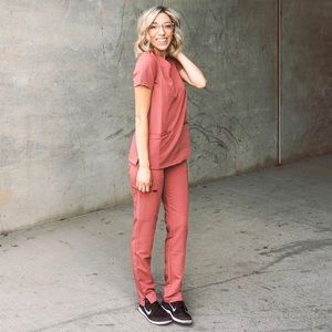 (NWT) FIGS❣️Mauve❣️Casma 3-Pocket Scrub Top 💋NWT!